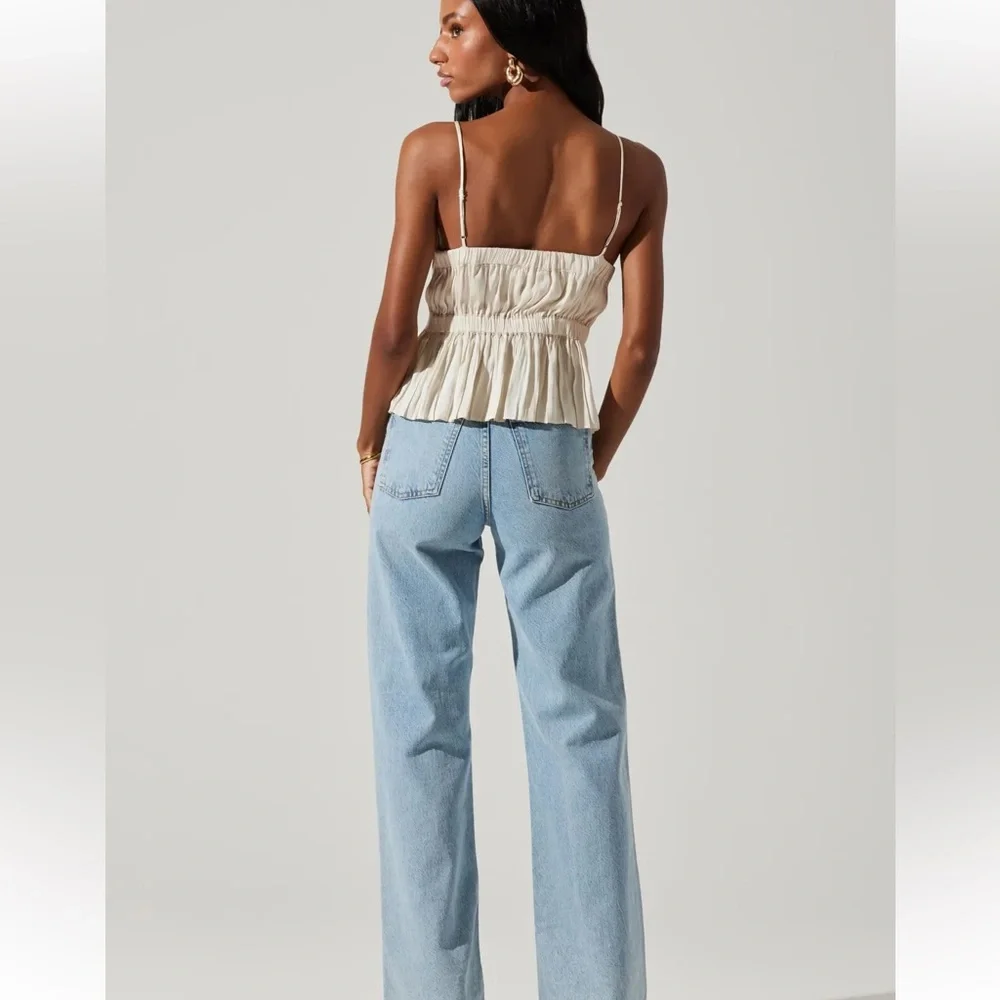 Astr NWT Katie Pleated Tank Top Cream Size Medium - Picture 3 of 13